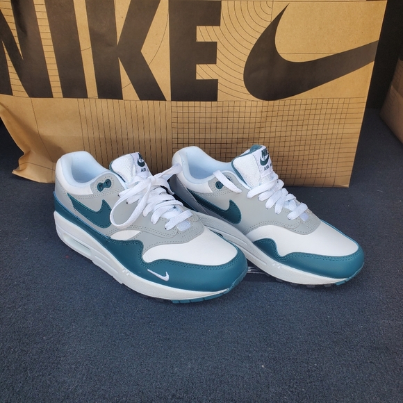 Nike Shoes - Nike Air Force 1 LV8